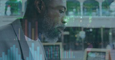 Afro-Amerikan bir adamın yemek yemesi üzerine finansal veri işleme görüntüsü. Küresel finans, iş, bağlantılar, hesaplama ve veri işleme kavramı dijital olarak oluşturuldu