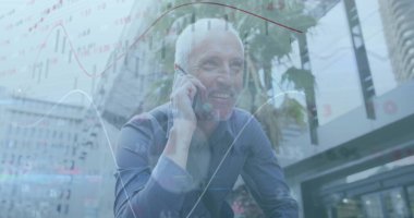 Akıllı telefon kullanan beyaz adamın mali veri işleme görüntüsü. Küresel finans, iş, bağlantılar, hesaplama ve veri işleme kavramı dijital olarak oluşturuldu