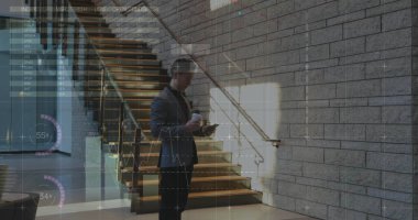 Ofis girişinde akıllı telefon kullanan beyaz iş adamının grafikleri ve çizelgeleri. İş, bağlantı, veri, işleme, dijital arayüz ve iletişim, dijital olarak oluşturulmuş görüntü.