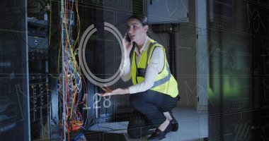 Bilgisayar sunucularında dizüstü bilgisayarı olan beyaz tenli bir kadın üzerinde veri işleme resmi. Dijital olarak oluşturulmuş küresel bağlantılar, hesaplama ve veri işleme kavramı.