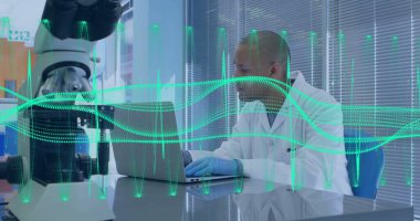 Laboratuvardaki melez erkek bilim adamının bilimsel veri işleme görüntüsü. Küresel bilim, bağlantılar, hesaplama ve veri işleme kavramı dijital olarak oluşturulmuş görüntü.
