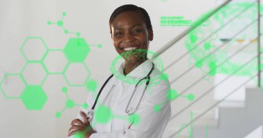 Hastanede gülümseyen Afro-Amerikan kadın doktorun yeşil tıbbi veri işleme görüntüsü. Tıbbi hizmetler, sağlık hizmetleri, dijital arayüz ve iletişim, dijital olarak oluşturulmuş görüntü.