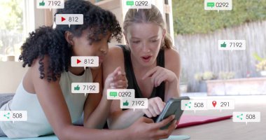 Akıllı telefon kullanan farklı kız arkadaşların sosyal medya metinleri ve simgeleri. Küresel sosyal medya, bağlantılar, hesaplama ve veri işleme kavramı dijital olarak oluşturuldu.