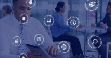 İş simgeleri modern ofiste toplanan insanlar üzerinde bir imaj oluşturuyor. takım çalışması, işbirliği, beyin fırtınası, yenilik, dijital, teknoloji