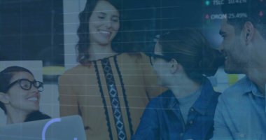 Ofiste gülümseyen çeşitli meslektaşların veri işleme ve diyagramlarının görüntüsü. Teknoloji, iş ve dijital arayüz kavramı dijital olarak oluşturulmuş görüntü.