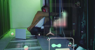 Sunucu odasındaki çift ırklı erkek işçinin ekoloji simgeleri. Küresel iş, teknoloji ve dijital arayüz kavramı dijital olarak oluşturulmuş görüntü.