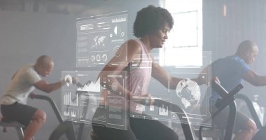 Spor salonunda egzersiz yapan farklı insanların dijital veri işleme görüntüsü. Küresel spor, fitness, bağlantılar, hesaplama ve veri işleme kavramı dijital olarak oluşturuldu.