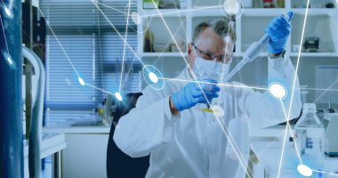 Kafkas erkek bilim adamının laboratuvarda bilimsel veri işleme görüntüsü. Küresel bilim, bağlantılar, hesaplama ve veri işleme kavramı dijital olarak oluşturulmuş görüntü.