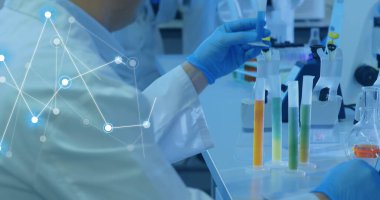 Laboratuvarda çalışan çeşitli bilim adamları üzerindeki bağlantı ağının görüntüsü. Küresel bilim, bağlantılar ve dijital arayüz konsepti dijital olarak oluşturulmuş görüntü.