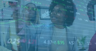 Ofisteki çeşitli iş adamlarıyla ilgili finansal veri işleme resmi. Küresel finans, iş, bağlantılar, hesaplama ve veri işleme kavramı dijital olarak oluşturuldu.