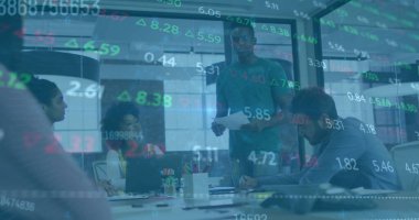 Ofisteki çeşitli iş adamlarıyla ilgili finansal veri işleme resmi. Küresel finans, iş, bağlantılar, hesaplama ve veri işleme kavramı dijital olarak oluşturuldu.