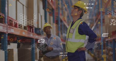 Depoda çalışan farklı insanların veri işleme görüntüsü. Küresel taşımacılık, finans, iş, bağlantılar, hesaplama ve veri işleme kavramı dijital olarak oluşturulmuş görüntü.