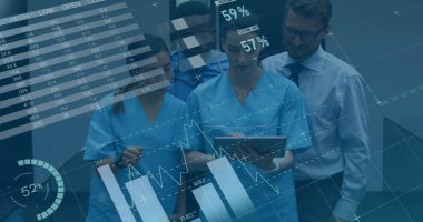 Tablet kullanan farklı doktorların veri işleme ve diyagramlarının görüntüsü. Tıp, teknoloji ve dijital arayüz kavramı dijital olarak oluşturulmuş görüntü.