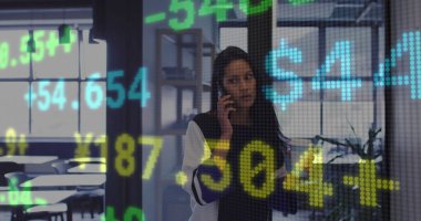 Ofiste akıllı telefon kullanan iki ırklı iş kadınının mali veri işleme görüntüsü. Küresel iş, finans, hesaplama ve dijital arayüz kavramı dijital olarak oluşturuldu.