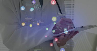 Kafkas erkek doktor yazıları üzerine medya simgeleri. Sosyal medya, tıp ve dijital arayüz kavramı dijital olarak oluşturulmuş görüntü.