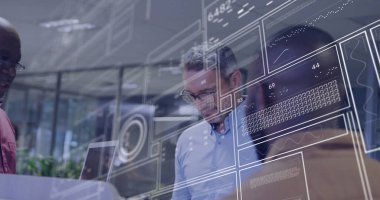 İş adamları ofis ortamında dijital arayüz görüntüsü olan verileri tartışıyor. takım çalışması, veri analizi, toplantı, yenilik, teknoloji, işbirliği