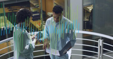 Ofiste konuşan iki ırklı meslektaşların diyagramı. Teknoloji, iş ve dijital arayüz kavramı dijital olarak oluşturulmuş görüntü.