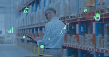 Depoda çalışan beyaz adamın ekolojik ikonlar ve veri işleme görüntüsü. Küresel taşımacılık, finans, iş, bağlantılar, hesaplama ve veri işleme kavramı dijital olarak oluşturulmuş görüntü.