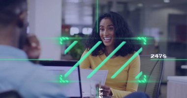 İş kadını elinde belgelerle dijital veri işleme görüntüsünü tartışıyor. takım çalışması, işbirliği, veri analizi, teknoloji, tartışma, ofis