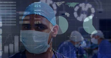 Ameliyat odasında yüz maskesi olan çeşitli cerrahların veri işleme ve diyagramlarının görüntüsü. Küresel tıp ve dijital arayüz kavramı dijital olarak oluşturulmuş görüntü.