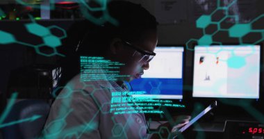 Tablet kullanan çift ırklı kadın bilim adamı üzerindeki veri işleme ve kimyasal formülün görüntüsü. Bilim ve dijital arayüz kavramı dijital olarak oluşturulmuş görüntü.