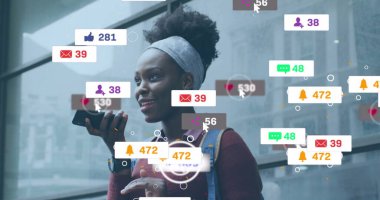 Akıllı telefondan konuşan Afro-Amerikan bir kadının medya simgeleri. Teknoloji, sosyal medya ve dijital arayüz kavramı dijital olarak oluşturuldu.