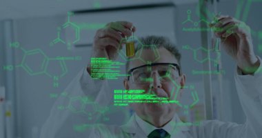 Kafkas erkek bilim adamının laboratuvarda bilimsel veri işleme görüntüsü. Küresel bilim, bağlantılar, hesaplama ve veri işleme kavramı dijital olarak oluşturulmuş görüntü.