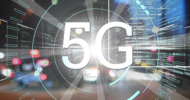 Şehir ışıkları ve veri akışları üzerinde 5G teknolojisi görüntüsü bulanıklaştı. Bağlantı, yenilik, fütüristik, telekomünikasyon, internet, hız