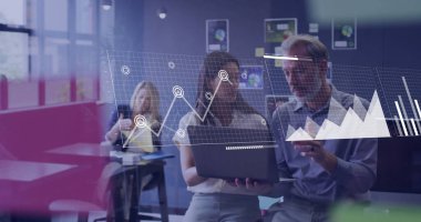 Dizüstü bilgisayar kullanarak çeşitli iş adamlarının veri işleme görüntüsü. Küresel iş, teknoloji ve dijital arayüz kavramı dijital olarak oluşturulmuş görüntü.