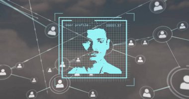 Bulutların üzerindeki simgelerle biyometrik fotoğraf ve bağlantı ağının görüntüsü. Dijital olarak oluşturulmuş küresel bağlantılar, hesaplama ve veri işleme kavramı.