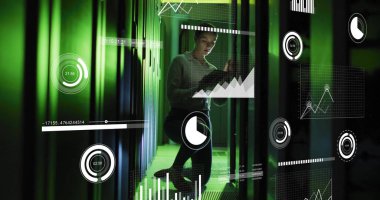 Sunucu odasında tablet kullanan beyaz kadın çalışanın veri işleme görüntüsü. Teknoloji ve dijital arayüz kavramı dijital olarak oluşturuldu.