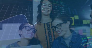 Ofiste gülümseyen çeşitli meslektaşların veri işleme ve diyagramlarının görüntüsü. Teknoloji, iş ve dijital arayüz kavramı dijital olarak oluşturulmuş görüntü.