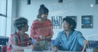 Ofiste çalışan çeşitli meslektaşlar üzerinden veri işleme ve bağlantı ağının resmi. Küresel iş, bilgisayar ve dijital arayüz kavramı dijital olarak oluşturulmuş görüntü.