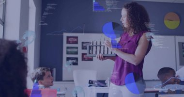 Sınıftaki çeşitli öğrencilerin ve bayan öğretmenlerin veri işleme görüntüleri. Küresel eğitim, okul, bağlantılar, hesaplama ve veri işleme kavramı dijital olarak oluşturulmuş görüntü.