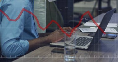 Ofisteki dizüstü bilgisayarı kullanan iki ırklı meslektaşların diyagram ve veri işleme görüntüleri. Teknoloji, iş ve dijital arayüz kavramı dijital olarak oluşturulmuş görüntü.