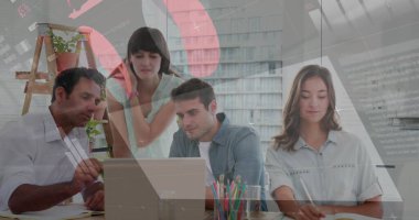 Ofisteki çeşitli iş adamlarıyla ilgili finansal veri işleme resmi. Küresel finans, iş, bağlantılar, hesaplama ve veri işleme kavramı dijital olarak oluşturuldu.