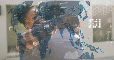 Veri noktaları ve ağ bağlantıları olan dünya haritası kucaklaşan insanlar üzerinde görüntü oluşturur. Küresel, dünya çapında, teknoloji, veri görselleştirme, küreselleştirme, dijital