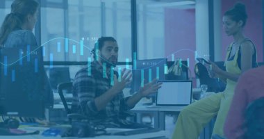 Ofisteki çeşitli iş adamlarıyla ilgili finansal veri işleme resmi. Küresel finans, iş, bağlantılar, hesaplama ve veri işleme kavramı dijital olarak oluşturuldu.