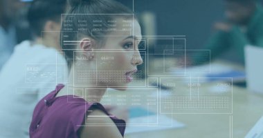 Ofiste toplanan melez iş kadınının veri işleme görüntüsü. Küresel iş, finans, iletişim ve dijital arayüz kavramı dijital olarak oluşturulmuş görüntü.