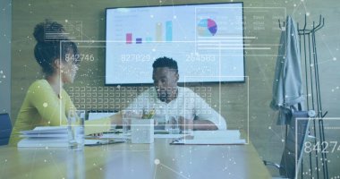 Ofiste çalışan çeşitli meslektaşlar üzerinden veri işleme ve bağlantı ağının resmi. Küresel iş, bilgisayar ve dijital arayüz kavramı dijital olarak oluşturulmuş görüntü.