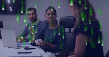 Çeşitli iş adamlarının konuştuğu veri işleme görüntüsü. Küresel iş, teknoloji ve dijital arayüz kavramı dijital olarak oluşturulmuş görüntü.