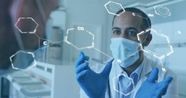 Hasta aşısı olan çift ırklı erkek doktorun kimyasal formülü. Küresel tıp ve dijital arayüz kavramı dijital olarak oluşturulmuş görüntü.