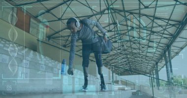 Su şişesi tutan ve kulaklık takan bir adam stadyumun üzerinde spor görüntüsü olan bir adam. egzersiz, teknoloji, atlet, hidrasyon, koşu, koşu