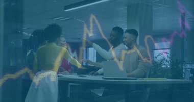 Ofisteki çeşitli iş adamlarıyla ilgili finansal veri işleme resmi. Küresel finans, iş, bağlantılar, hesaplama ve veri işleme kavramı dijital olarak oluşturuldu.