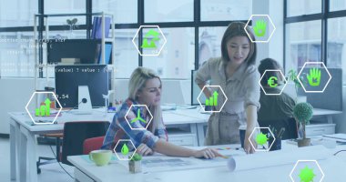 Veri işleme ve ekoloji ikonlarının, ofiste iş tartışan çeşitli meslektaşlar üzerindeki görüntüsü. Küresel iş ve dijital arayüz kavramı dijital olarak oluşturulmuş görüntü.