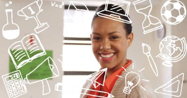 Sınıftaki çift ırklı kadın öğretmen yerine okul eşyaları simgeleri. Teknoloji, eğitim ve dijital arayüz kavramı dijital olarak oluşturulmuş görüntü.