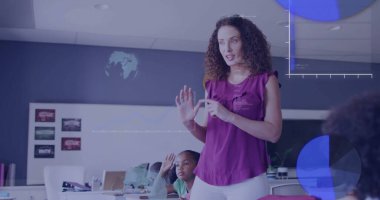 Sınıftaki çeşitli öğrencilerin ve bayan öğretmenlerin veri işleme görüntüleri. Küresel eğitim, okul, bağlantılar, hesaplama ve veri işleme kavramı dijital olarak oluşturulmuş görüntü.