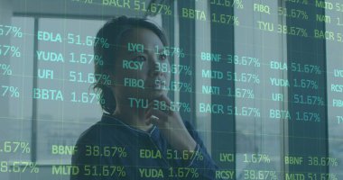 Ofisteki iki ırklı iş kadınının mali veri işleme görüntüsü. Küresel finans, iş, bağlantılar, hesaplama ve veri işleme kavramı dijital olarak oluşturuldu.