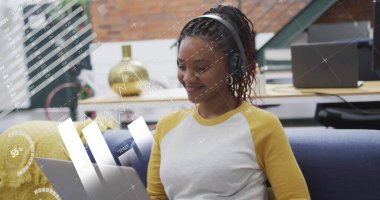 Dizüstü bilgisayar kullanan iki ırklı iş kadınının mali veri işleme görüntüsü. Küresel finans, iş, bağlantılar, hesaplama ve veri işleme kavramı dijital olarak oluşturuldu.