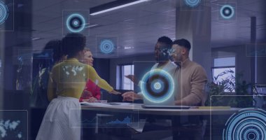 Veri işleme görüntüleriyle dijital arayüz üzerinden çeşitli ekiplerle iş toplantısı. takım çalışması, işbirliği, teknoloji, animasyon grafikleri, sanal toplantı, yenilik